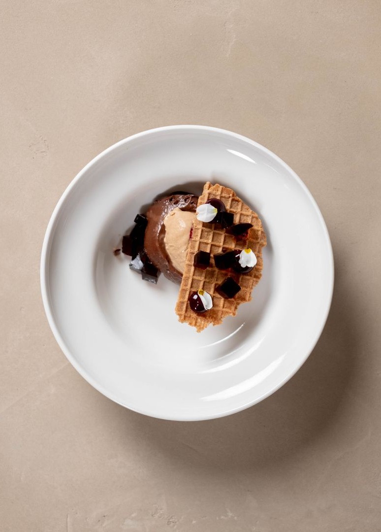 Cokoladova pena  cerny rybiz - zitna oplatka - kava.jpg